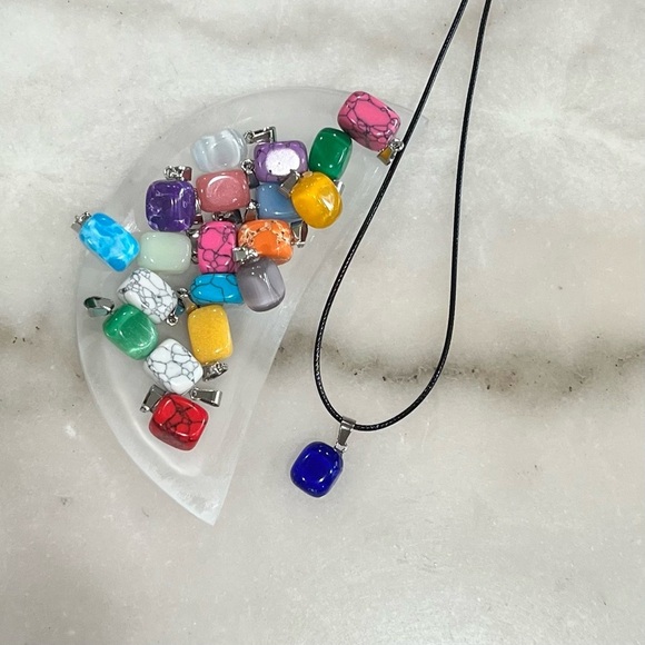 Aventurine Crystal Pendant Necklace - Picture 4 of 4